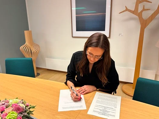 Fiskeri- og havminister Marianne Sivertsen Næss signerer avtalen.